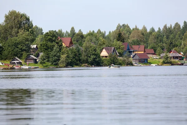 Villaggio Sulla Riva Del Lago Con Motoscafo Cavallo Con Passeggero — Foto Stock