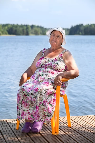 Betagte Kaukasierin Sitzt Zur Sommerzeit Sessel Seebrücke — Stockfoto