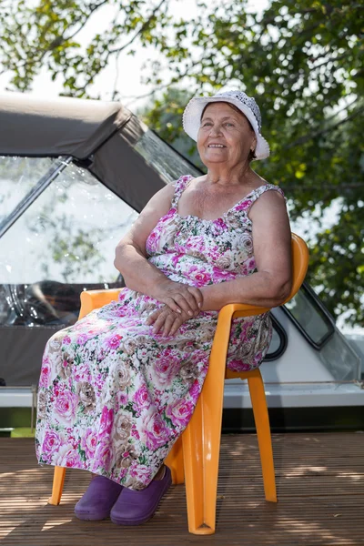 Joyeuse Aînée Assise Sur Jetée Lac — Photo