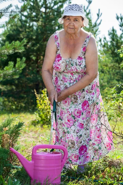 Kaukasische Seniorin Gießt Wasser Aus Schlauch Gießkanne Garten — Stockfoto