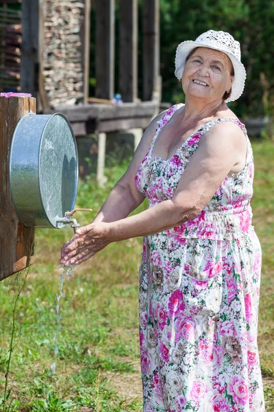 Χαμογελώντας Ηλικιωμένη Λευκή Γυναίκα Πλένει Χέρια Της Εξωτερικά — Φωτογραφία Αρχείου