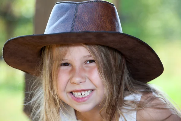 Toothy Glimlach Van Jong Mooi Meisje Cowboy Hoed Gezicht Portret — Stockfoto