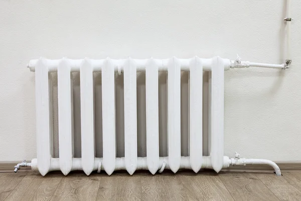 Λευκό Καλοριφέρ Χάλυβα Της Κεντρικής Θέρμανσης Στο Δωμάτιο — Φωτογραφία Αρχείου