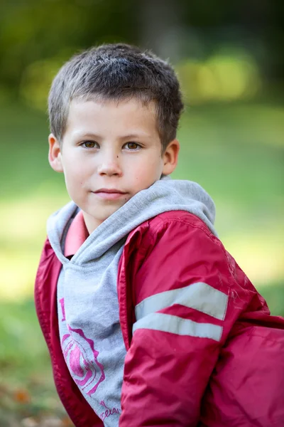 Porträtt Sexårig Vit Pojke Röd Jacka — Stockfoto