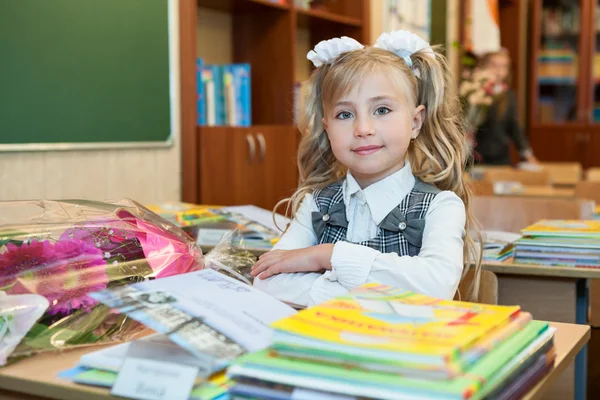 Aluno Primeira Classe Uma Menina Sentada Mesa Aula Sala Aula — Fotografia de Stock