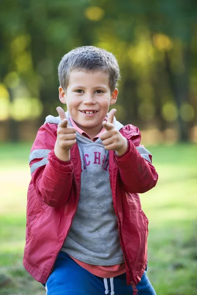 Χαμόγελο Καυκάσιος Αγόρι Δείχνει Δάχτυλα Στην Κάμερα Έξω — Φωτογραφία Αρχείου