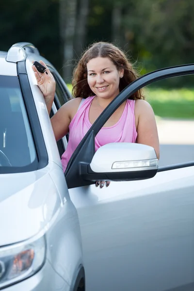 Conductrice Près Portière Ouverte Voiture Avec Les Clés Main — Photo