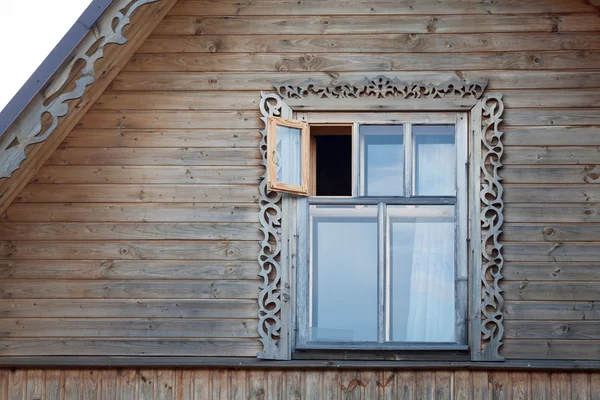 屋顶山脊的木制框架窗 — 图库照片