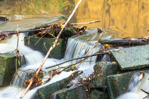 Rio Pequeno Com Corredeiras Reflexão Folhagem Autumnal Uma Água Exposição — Fotografia de Stock