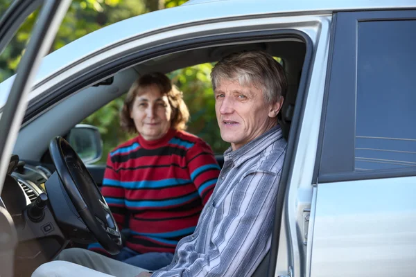 Ältere Kaukasische Mann Und Frau Sitzen Land Fahrzeug Blick Durch — Stockfoto