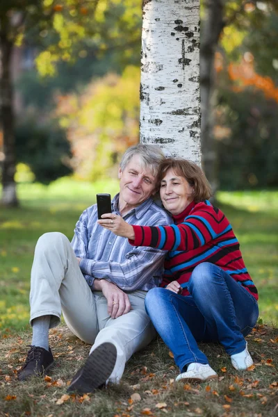 Reifes Kaukasisches Paar Macht Selfie Mit Handy Herbstpark — Stockfoto