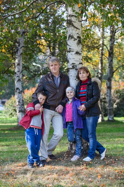 Rodiče Dětmi Stojící Podzimním Parku Celé Délce — Stock fotografie