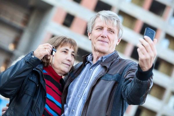 Mąż Robi Selfie Przez Telefon Gdy Żona Trzyma Klucze Domu — Zdjęcie stockowe