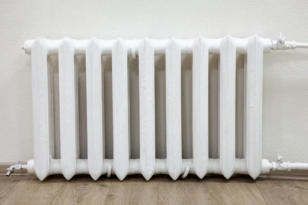 Vooraanzicht Witte Ijzeren Radiator Centrale Verwarming Kamer — Stockfoto