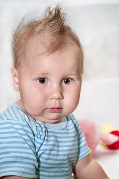 Piccolo Caucasico Bambino Con Divertente Stile Capelli Sulla Testa Hte — Foto Stock