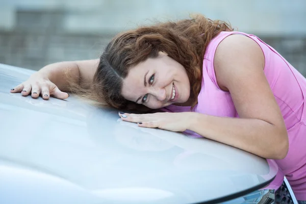 Aantrekkelijke Blanke Vrouw Legt Haar Wang Auto Motorkap — Stockfoto