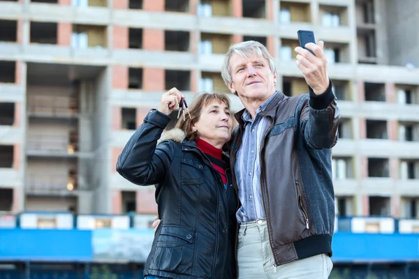 Gammal Kvinna Visar Hus Nyckel När Man Gör Selfie — Stockfoto