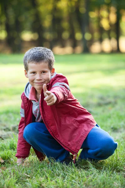Играющий Кавказский Мальчик Стреляет Пальцем Камеру — стоковое фото