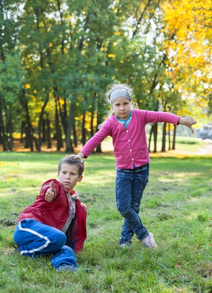 Young Boy Sitting Grass Showing Thumb Pretty Girl Thump Autumn — Stock Photo, Image