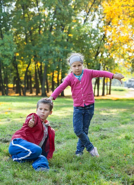 Kleiner Junge Sitzt Auf Gras Zeigt Daumen Hoch Und Hübsches — Stockfoto