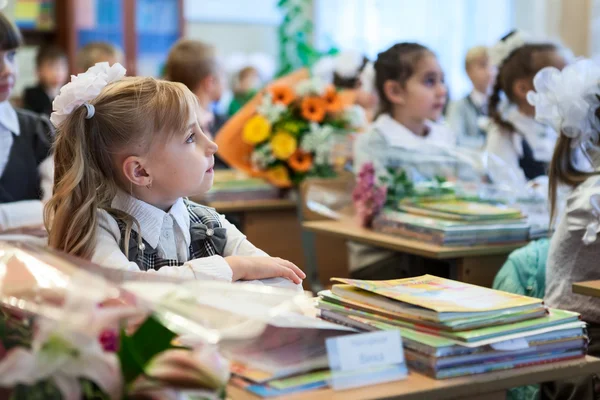 Klasa Pierwszorzędnymi Uczniami Siedzącymi Przy Biurkach Wrześniu — Zdjęcie stockowe