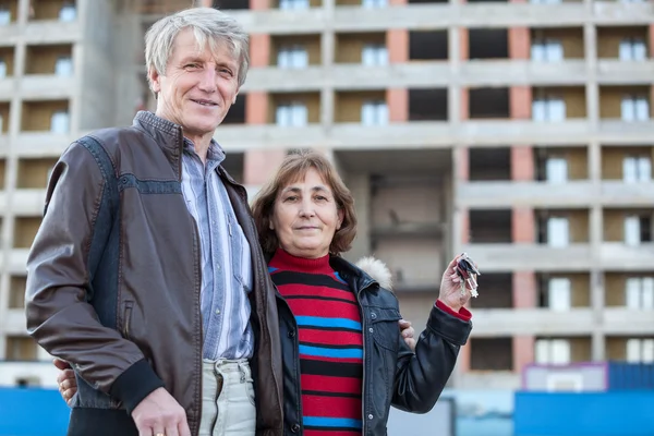 Satisfechos Pareja Ancianos Amantes Con Llave Casa Mano Copia Espacio —  Fotos de Stock