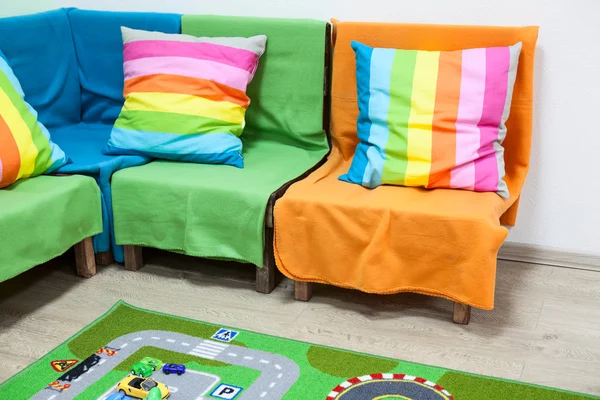 Details Des Interieurs Der Bunten Kinderzimmer Mit Einem Sofa — Stockfoto