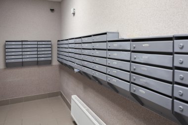 Mektup kutuları bir apartmanın lobisinde.