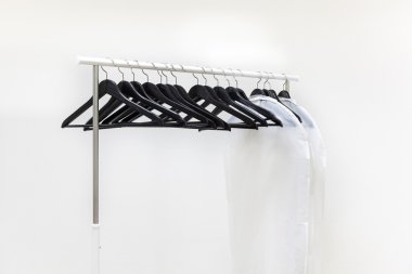 Askılar çubukta, beyaz arkaplan