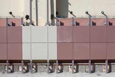 Duvarın kiremitleri ile havalandırılmış cephelerin kurulumu