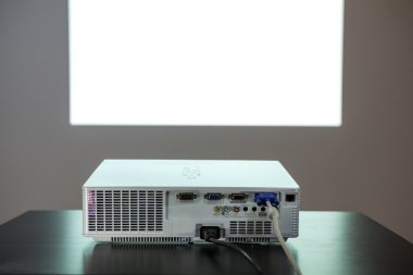 Masada dijital ortam projektörü, duvarda izole edilmiş orta boy beyaz ekran, hiç kimse