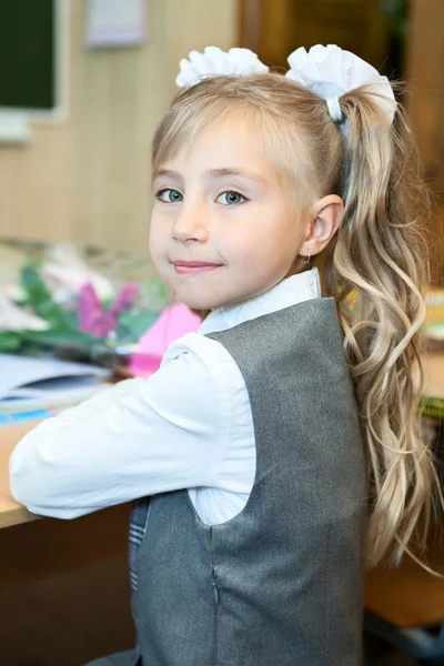 Glückliche Schulmädchen Uniform Kehren Während Sie Der Schulbank Sitzen — Stockfoto