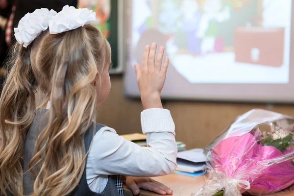 Schulmädchen Hebt Beim Unterricht Die Hand Rückansicht Kopierraum — Stockfoto