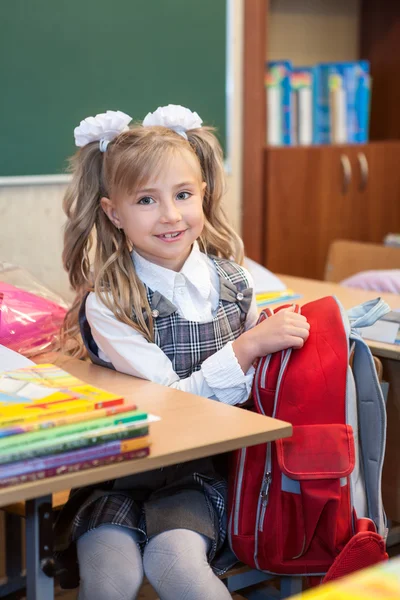 Schoolgirl Uniforme Sentado Mesa Sair Coisas Saco — Fotografia de Stock