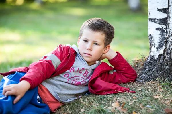 Jeune Garçon Vêtu Une Veste Rouge Reposant Sur Herbe Automne — Photo