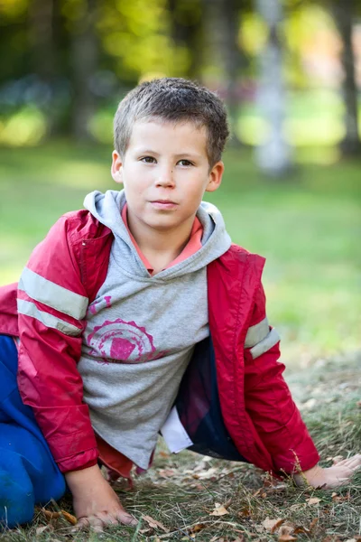 Schöner Kaukasischer Junge Roter Jacke Schaut Draußen Die Kamera — Stockfoto