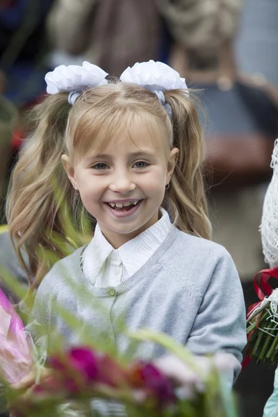 Glad Skrattande Flicka Med Blommor Porträtt Utomhus — Stockfoto