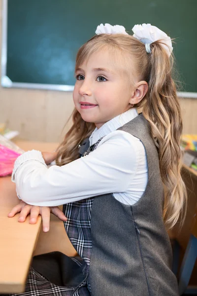 Schoolgirl Uniforme Sentado Apertado Mãos Mesa Escola Vista Lateral — Fotografia de Stock