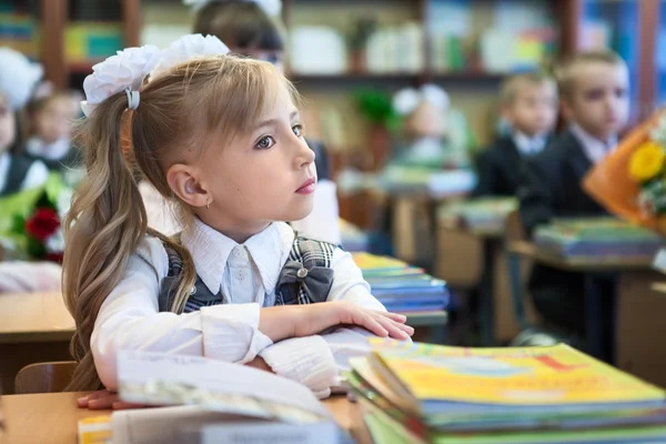 Une Écolière Avec Les Mains Repliées Assise Pupitre École Cours — Photo