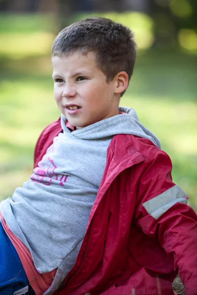 Jonge Blanke Jongen Liggend Terug Gras Close Bijgesneden Uitzicht — Stockfoto