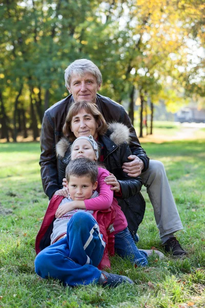 Nonni Caucasici Che Camminano Con Nipoti Nel Parco Autunnale — Foto Stock