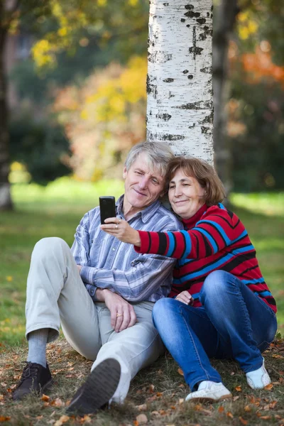Зріла Людина Жінка Робить Селфі Мобільному Телефону Осінньому Парку — стокове фото