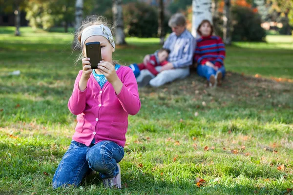 Pretty Caucasian Girl Making Picture Phone Father Mother Anb Brother — Stock Photo, Image