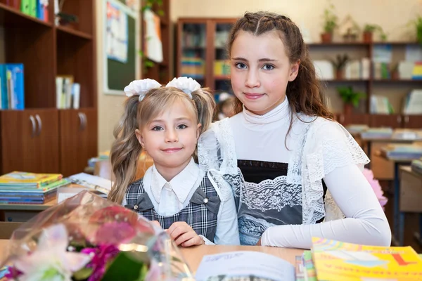 Due Sorelle Diverse Età Prima Elementare Sei Studentesse Sedute Una — Foto Stock