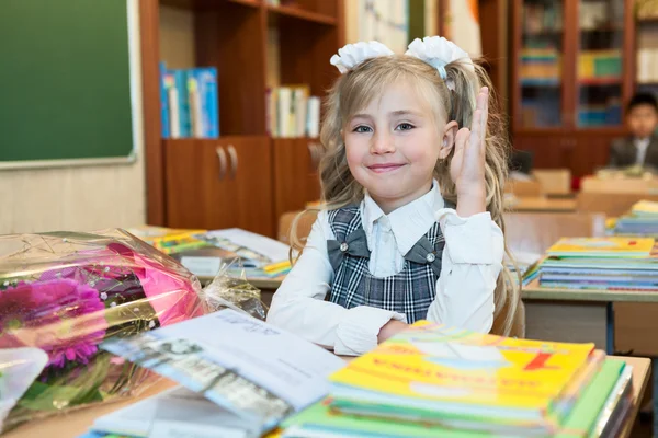 Mädchen Aus Der Ersten Klasse Hebt Der Schulstunde Die Hand — Stockfoto
