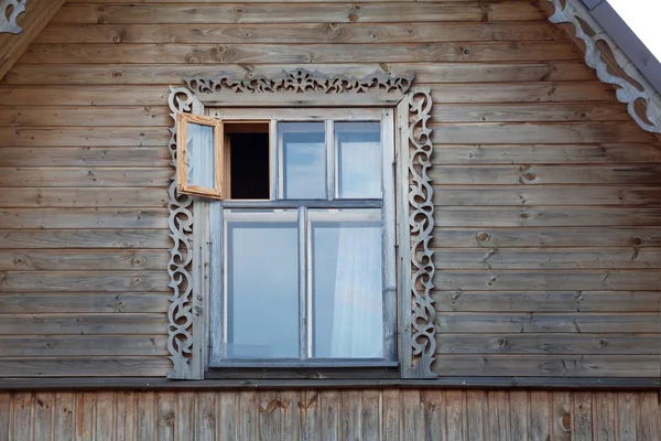 Tahta Çerçeve Penceresi Çatıda Küçük Bir Yaprak Var — Stok fotoğraf