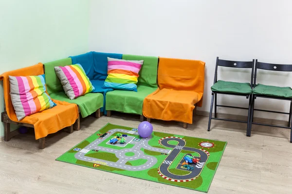 Dormitorio de chicas con muchos juguetes y cama púrpura. — Fotos de