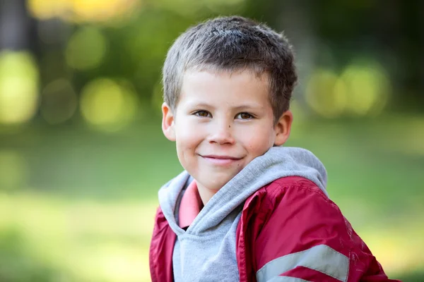 Horizontales Porträt Eines Sechsjährigen Kaukasischen Jungen Roter Jacke — Stockfoto