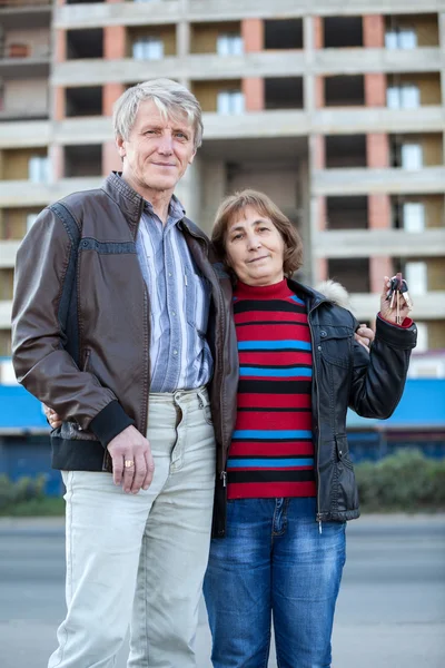 Kaukasisch Volwassen Liefdevol Coupé Portret Met Huissleutel Hand — Stockfoto