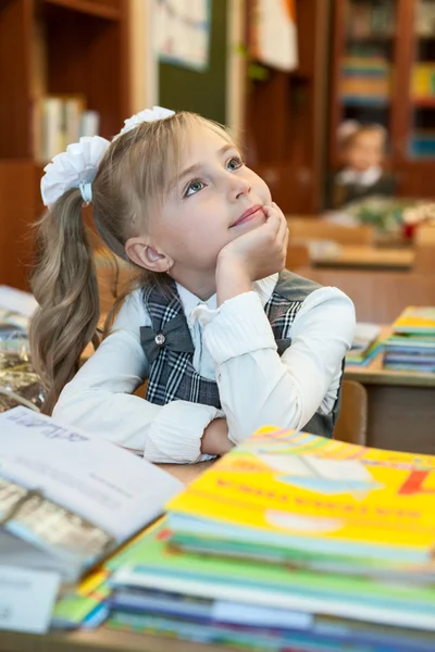 Nachdenkliches Mädchen Blickt Während Einer Schulstunde Auf Die Tafel — Stockfoto